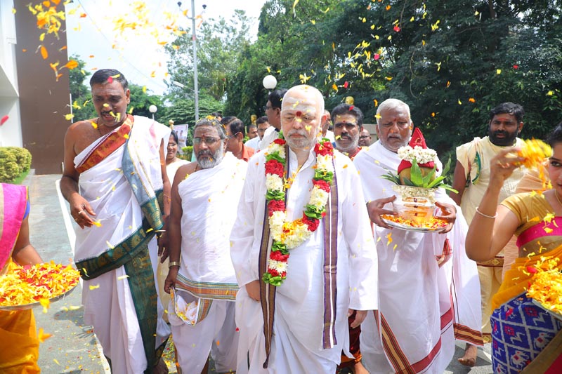 Sri Mulugu Ramalingeshwara Varaprasad Siddhanti was honoured with Jyotishyasastra Vignana Visharadha at Tummalapalli Kalakshetram, Vijayawada (37)